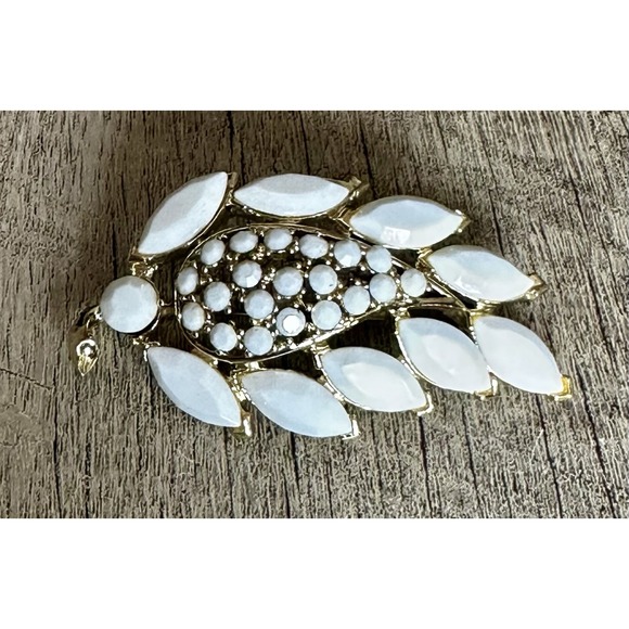 Rare Beautiful Vintage WEISS Milk Glass Brooch Pin Gold Tone Leaf Pattern - Picture 2 of 9